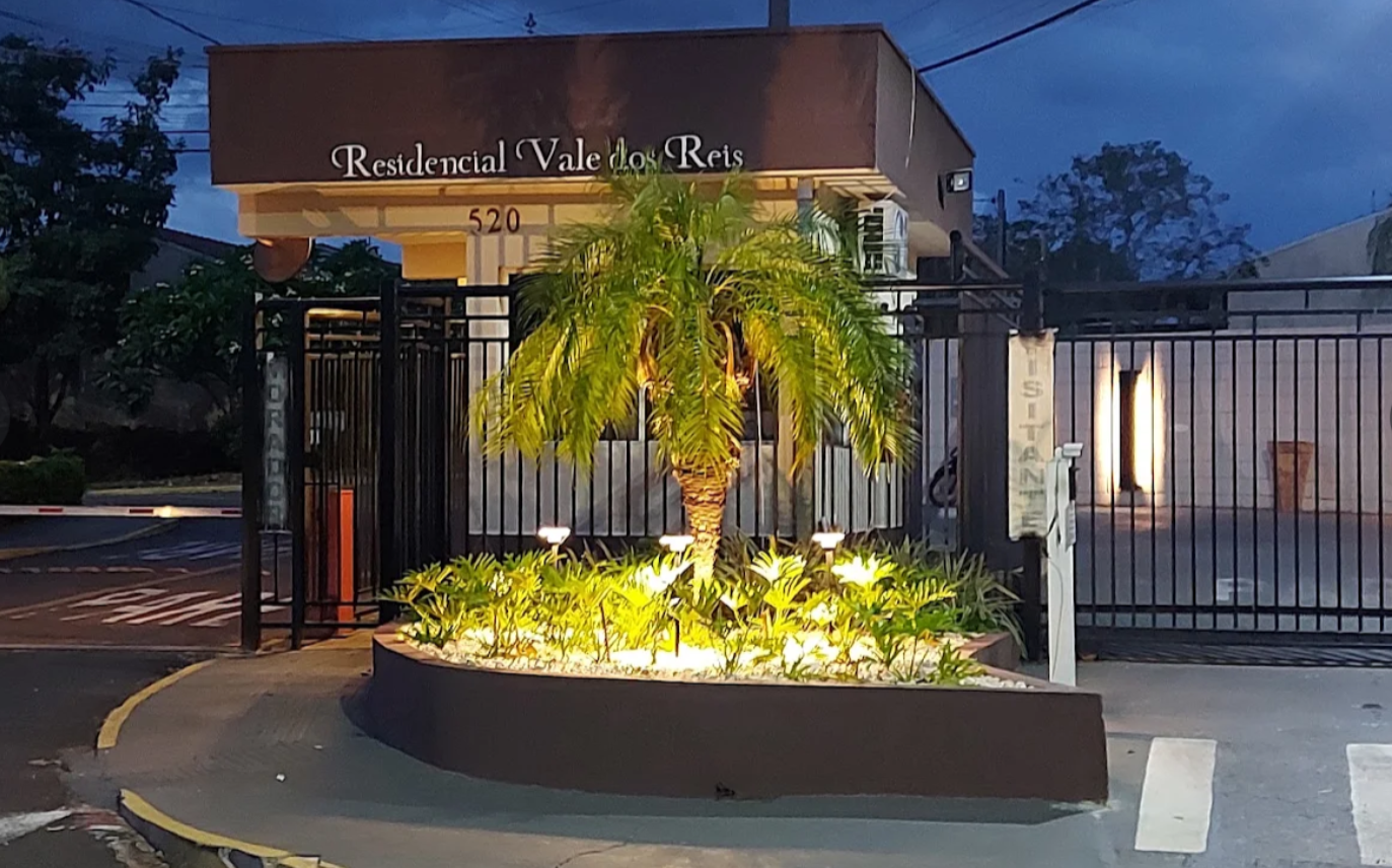 Portaria do Residencial Vale dos Reis iluminada ao entardecer